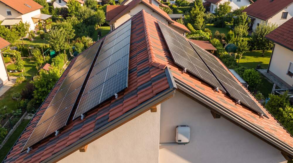 Jug ali vzhod-zahod postavitev solarnih panelov? 2026
